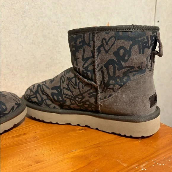 UGG Classic Street Graffiti Mini Ankle Boot EUC Womens Size 9 SN1105443 - Picture 6 of 11